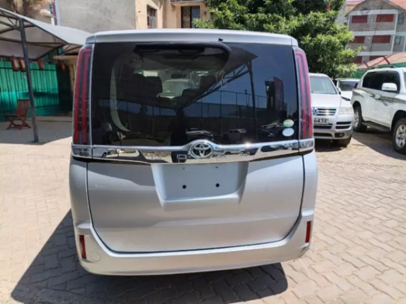 Toyota Noah   - 2018