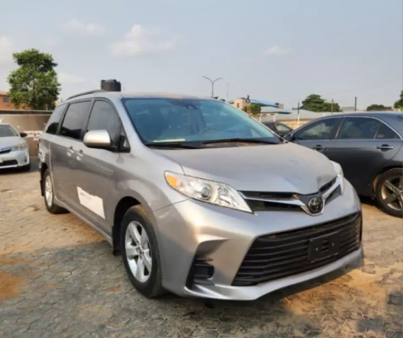 Toyota Sienna   - 2018
