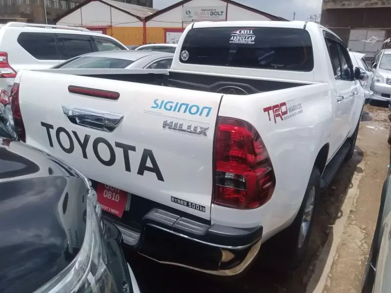 Toyota Hilux   - 2019