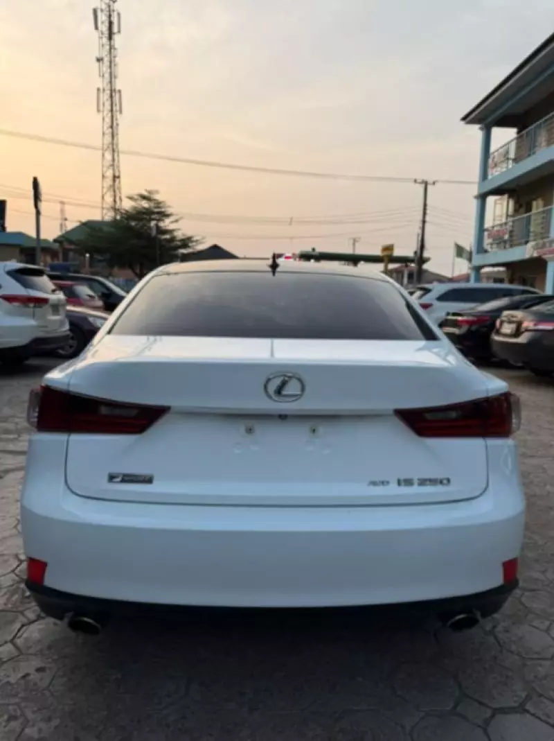 Lexus IS   - 2015