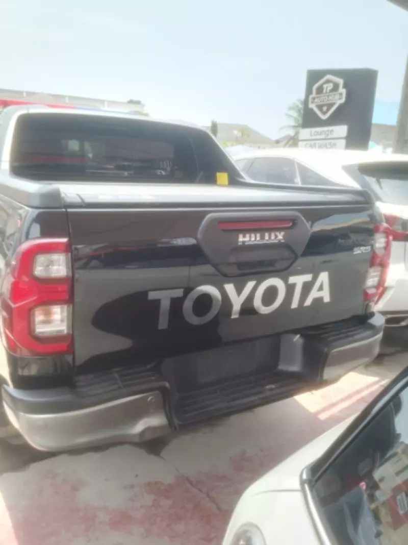 Toyota Hilux   - 2022
