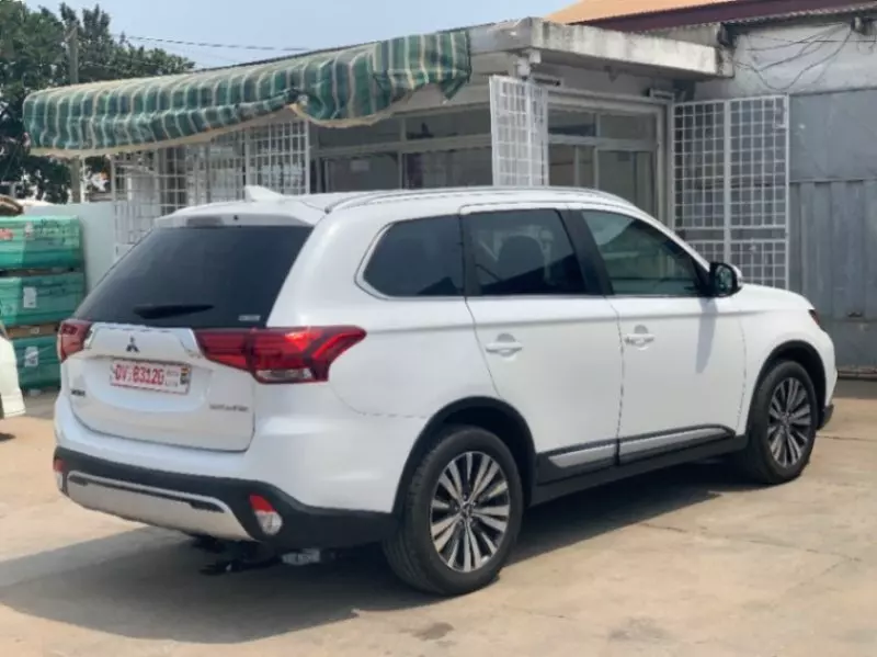 Mitsubishi Outlander   - 2019