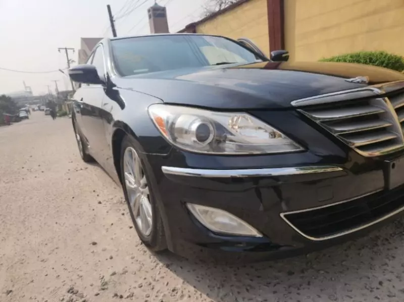 Hyundai Genesis   - 2012