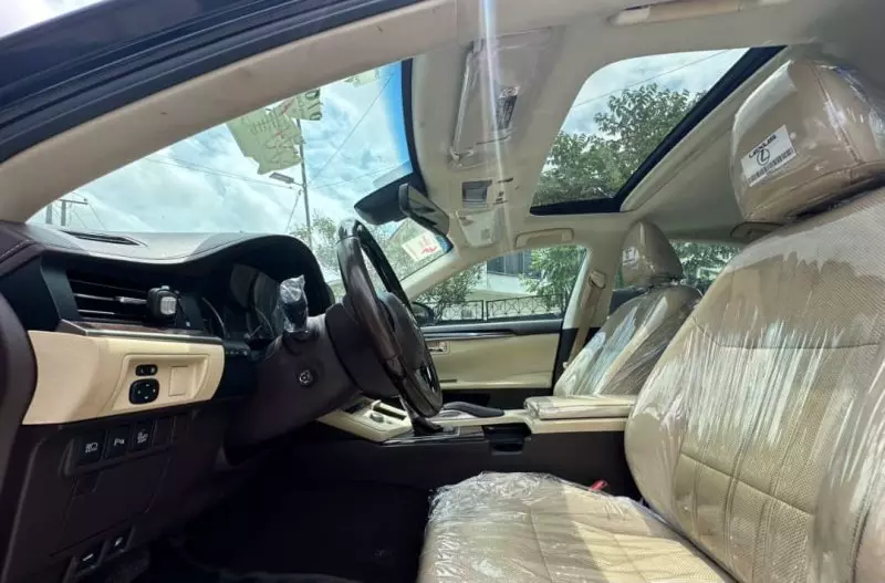 Lexus ES   - 2017