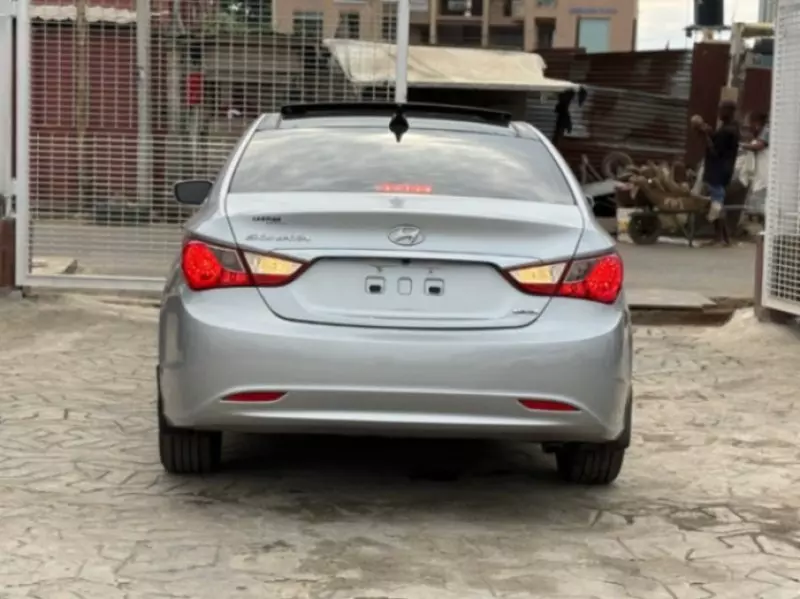 Hyundai Sonata   - 2012