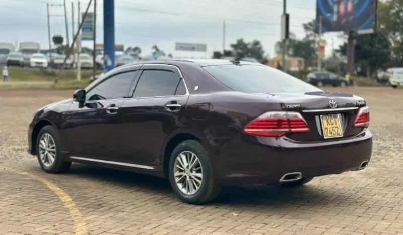 Toyota Crown   - 2012