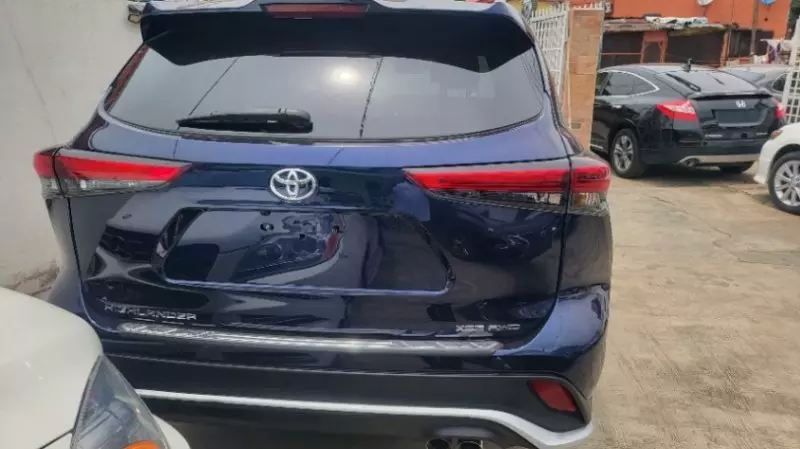 Toyota Highlander   - 2021
