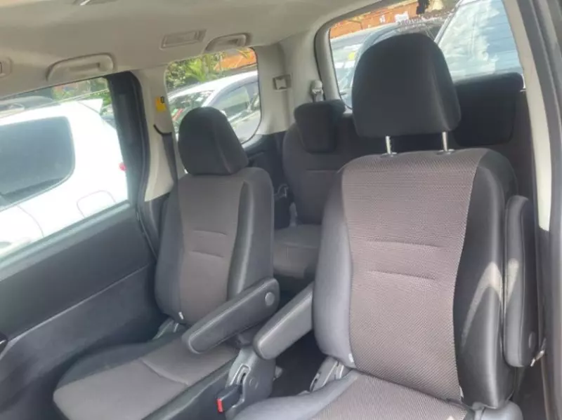 Toyota Voxy    - 2012