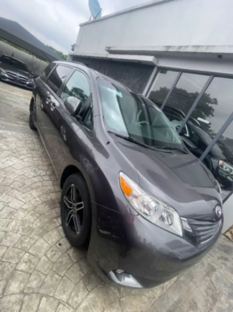 TOYOTA Sienna   - 2011