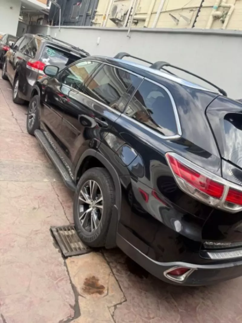 Toyota Highlander   - 2016