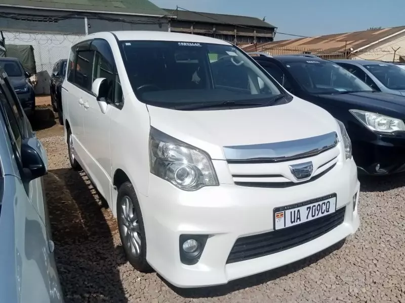 Toyota Noah   - 2011