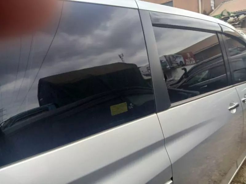 Toyota Noah   - 2012