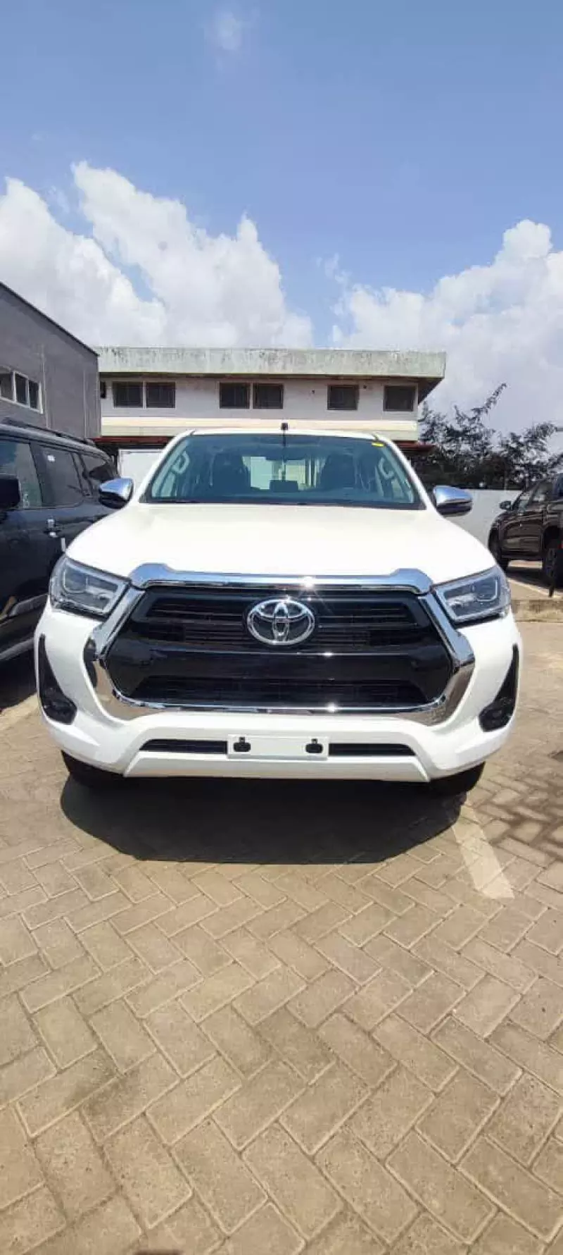 TOYOTA Hilux   - 2026