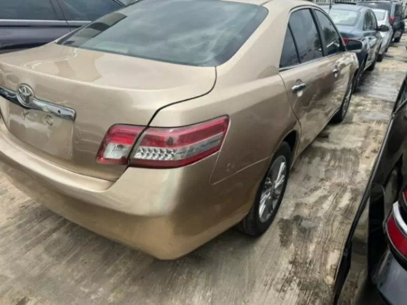 Toyota Camry   - 2010
