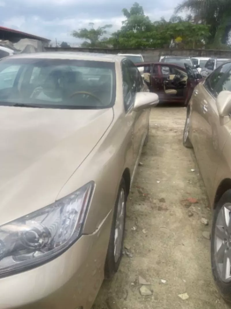 Lexus ES   - 2010