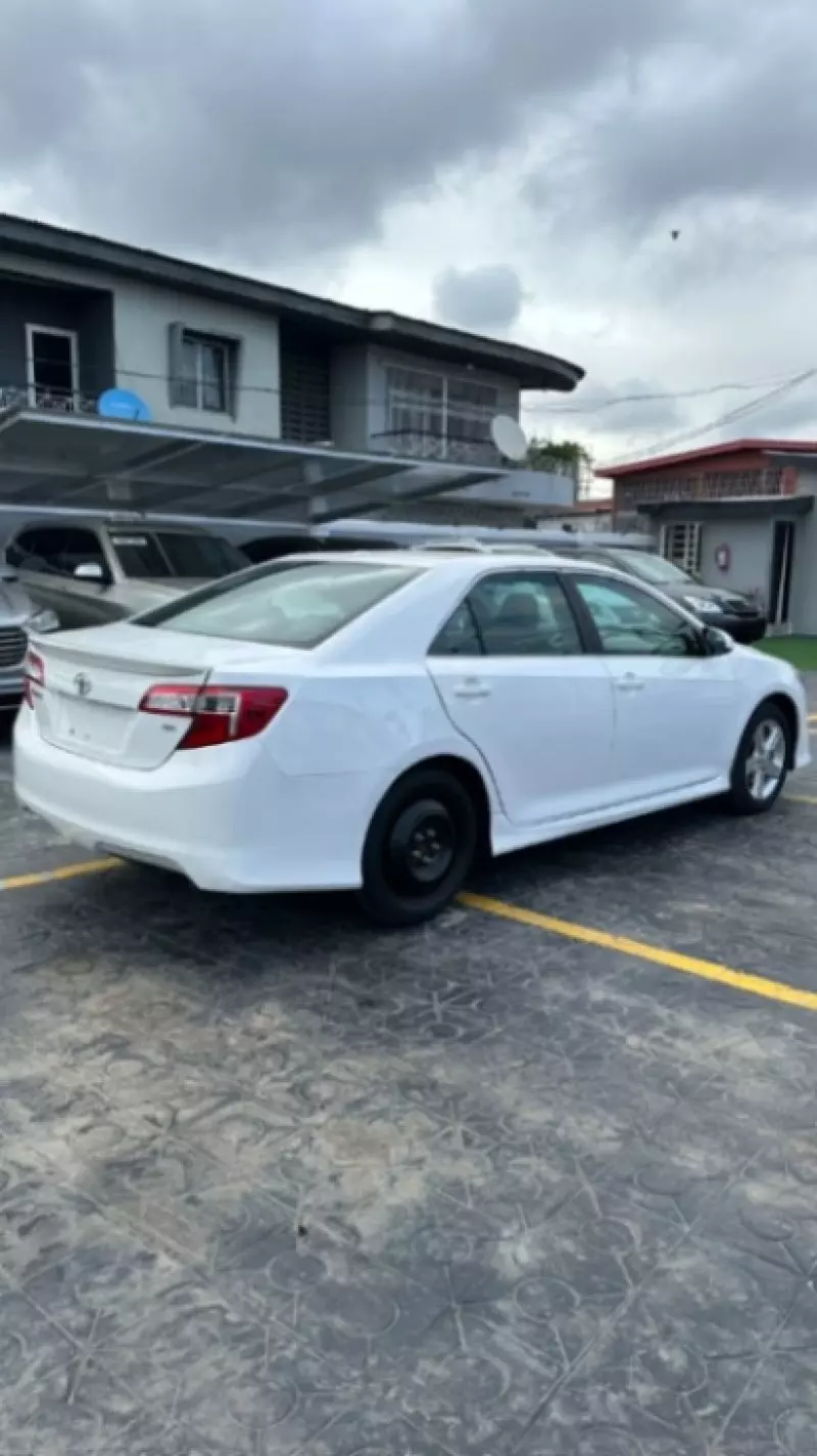 TOYOTA Camry - 2012