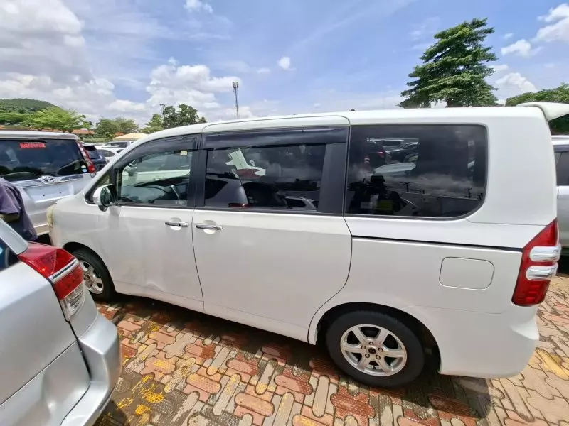 Toyota Noah   - 2012