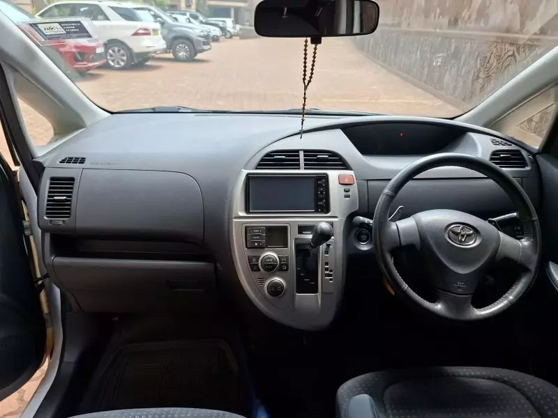 TOYOTA Ractis - 2010