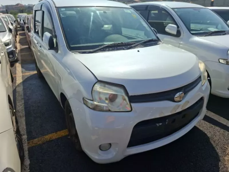 Toyota Sienta   - 2012