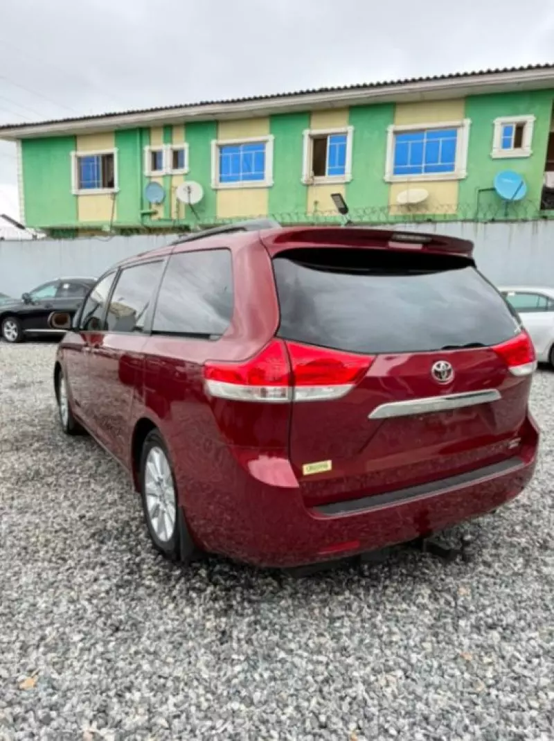 TOYOTA Sienna - 2011