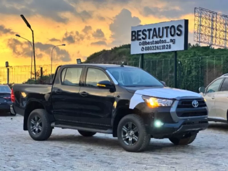 TOYOTA Hilux   - 2025