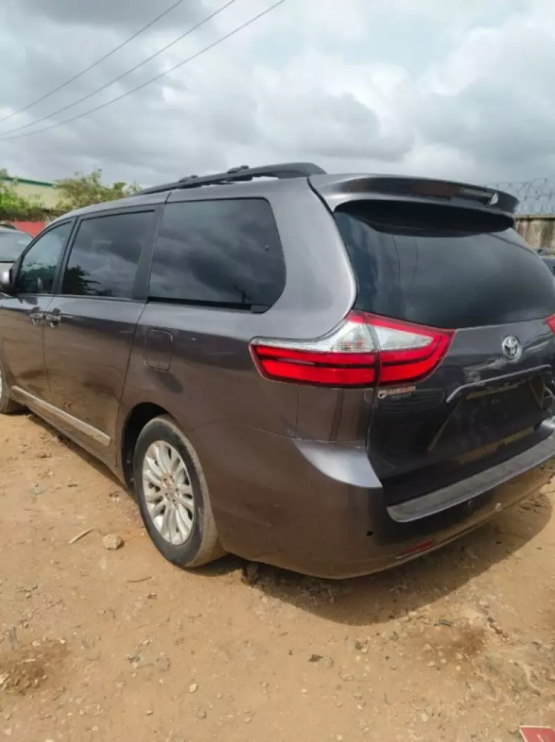 TOYOTA Sienna   - 2016