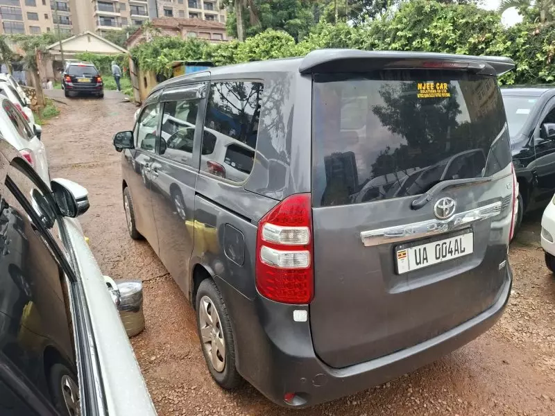 Toyota Noah - 2010
