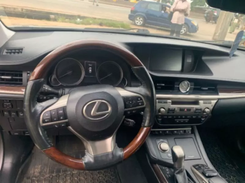 Lexus ES   - 2017