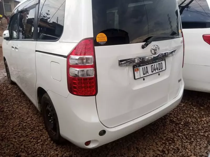 TOYOTA Noah - 2011