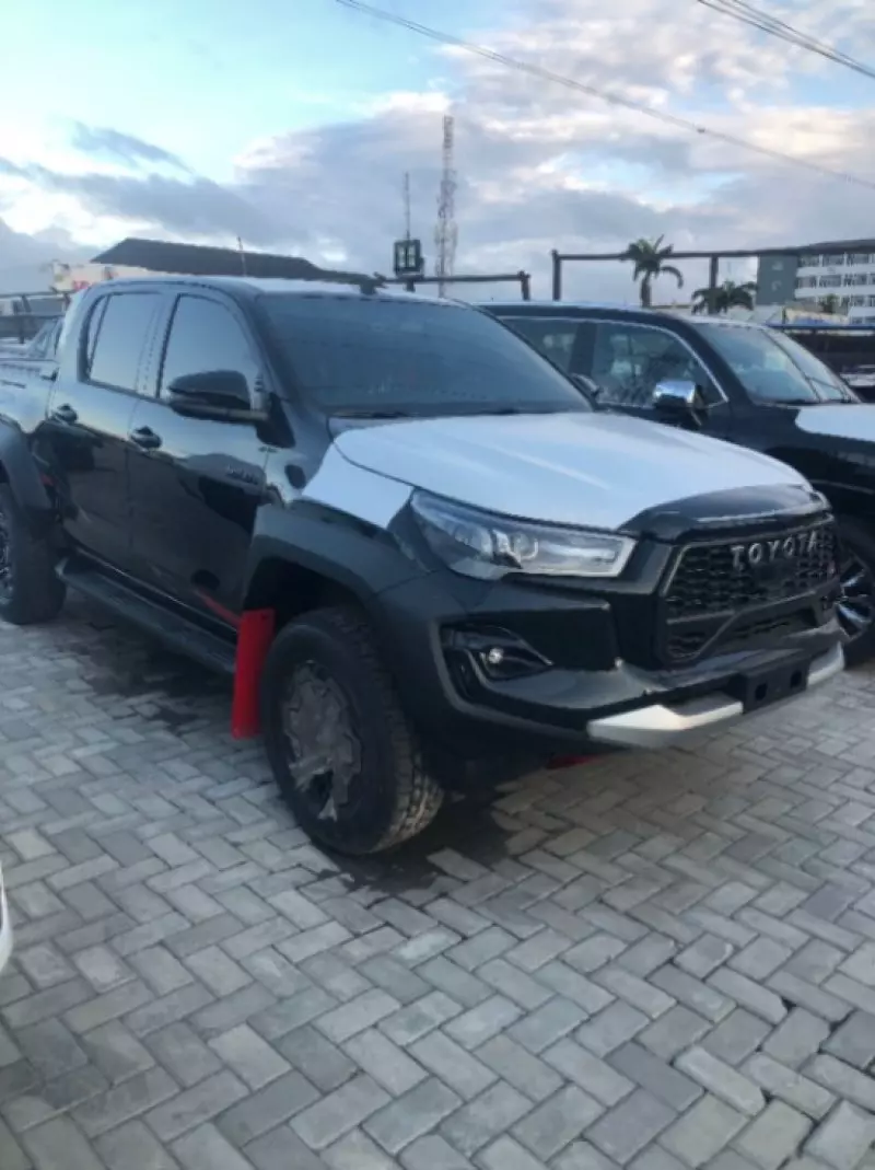 Toyota Hilux Surf    - 2025