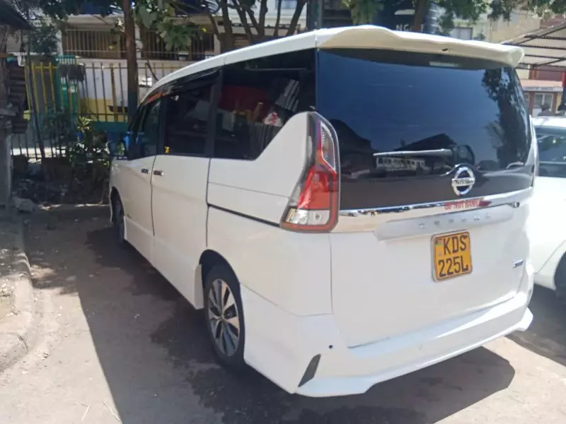 Nissan Serena   - 2017