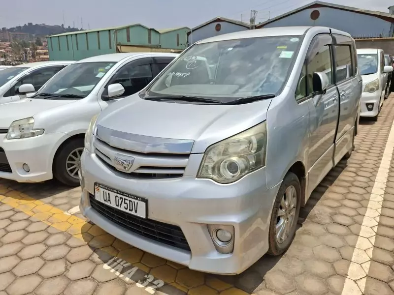 Toyota Noah   - 2012
