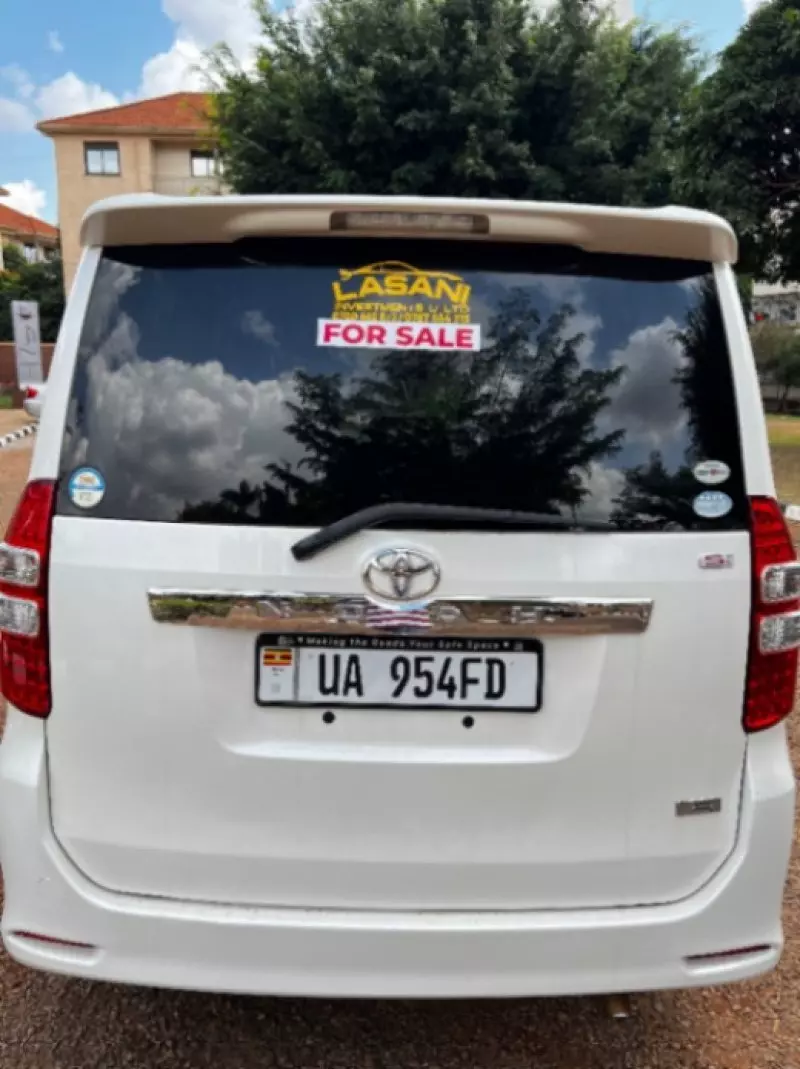 TOYOTA Noah   - 2012