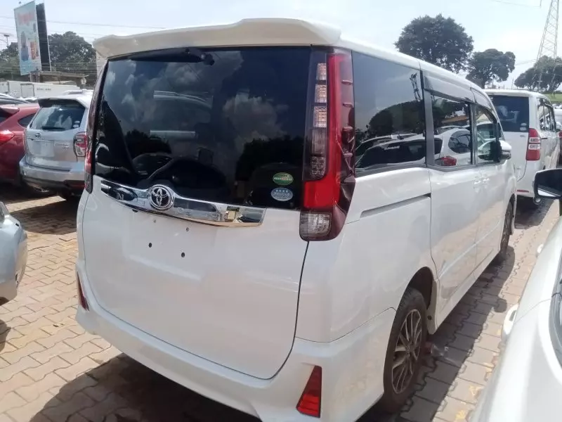 Toyota Noah - 2016