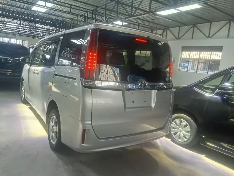 Toyota Noah   - 2018
