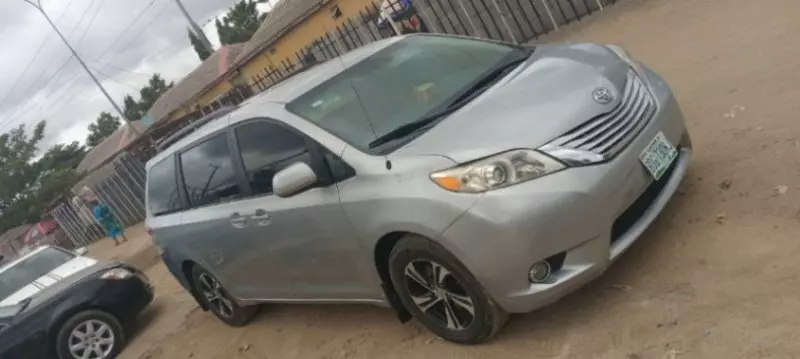 TOYOTA Sienna   - 2011