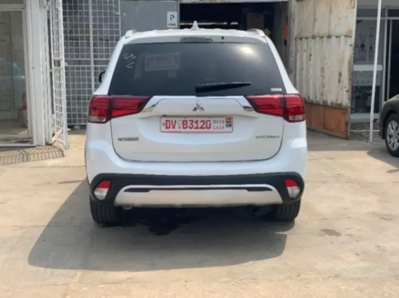 Mitsubishi Outlander   - 2019