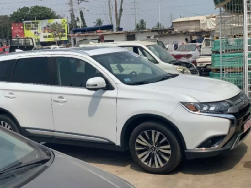 Mitsubishi Outlander   - 2019