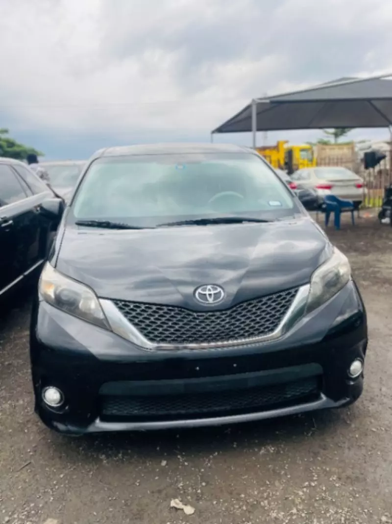 Toyota Sienna - 2011