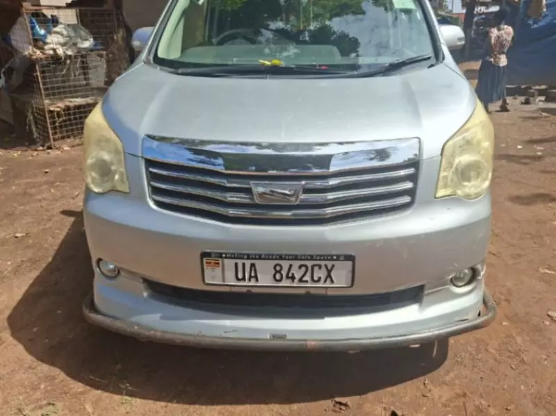 TOYOTA Noah - 2010