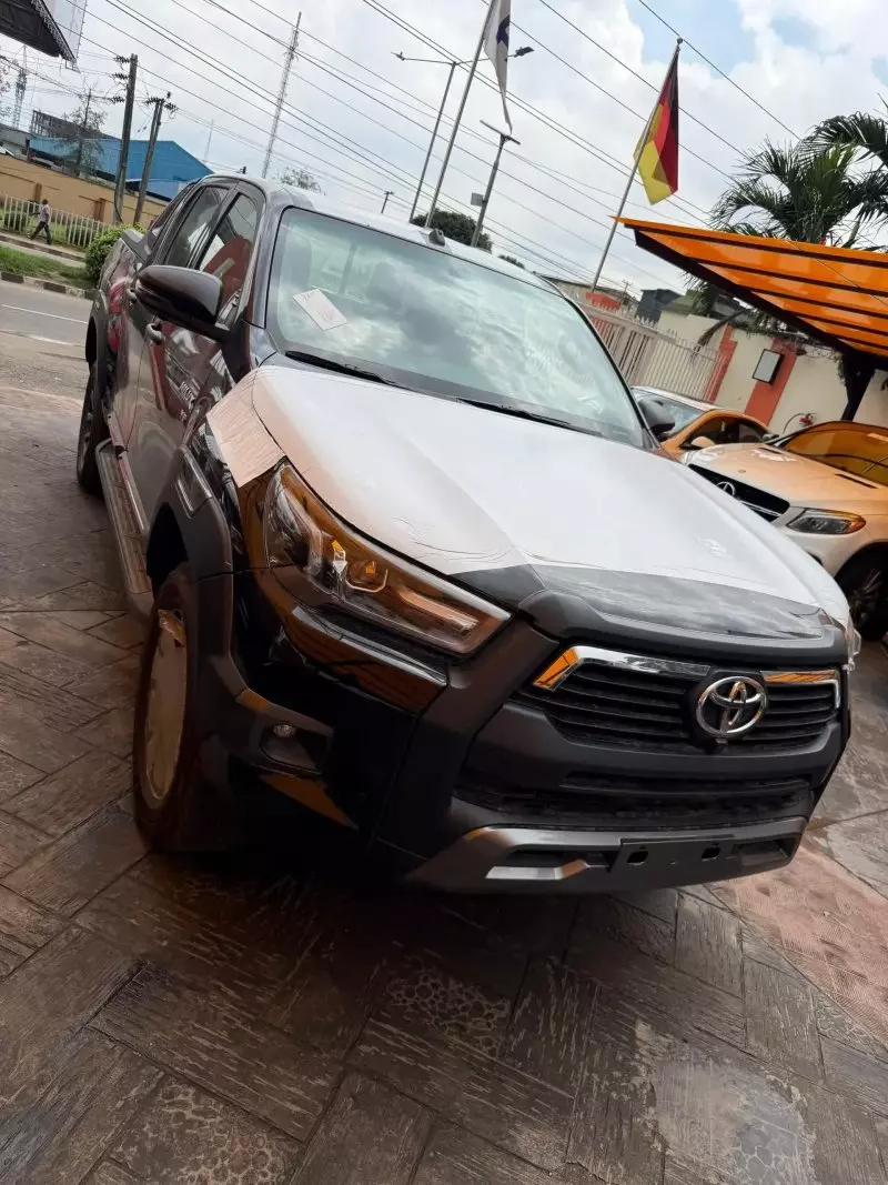 Toyota Hilux   - 2025