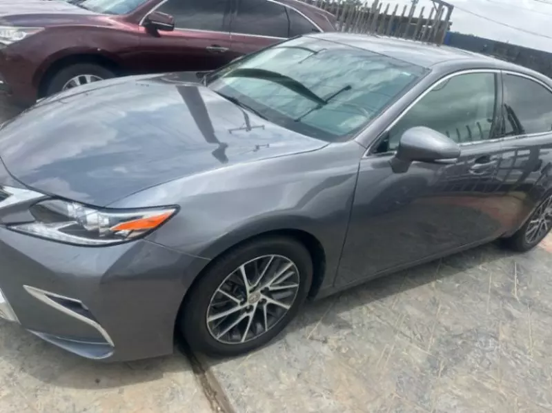 Lexus ES   - 2017