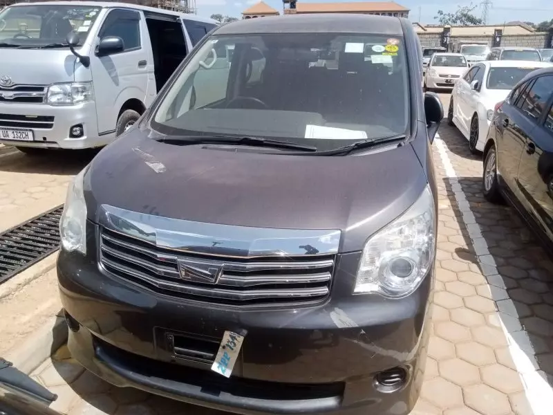 Toyota Noah   - 2012