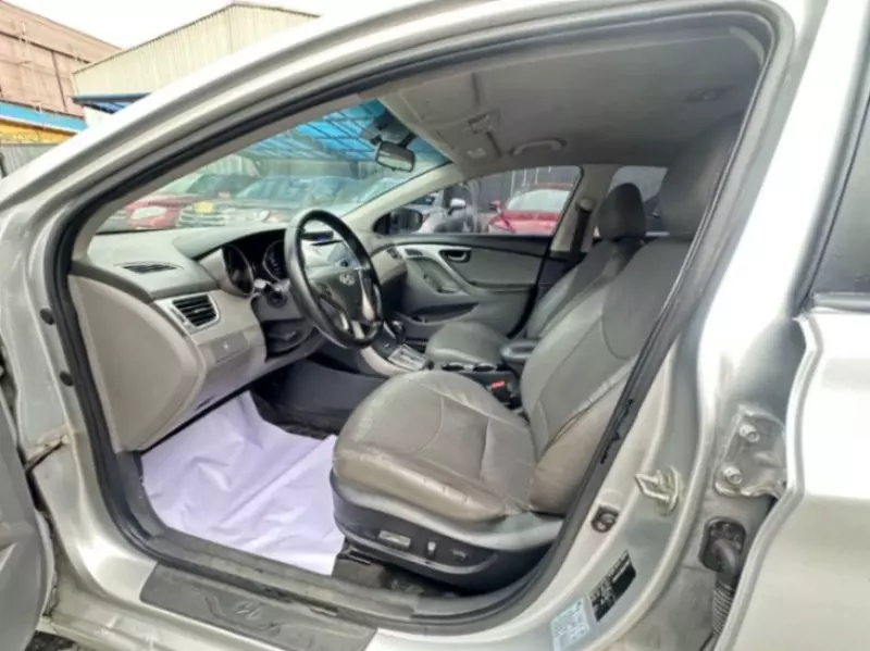 Hyundai Elantra   - 2013