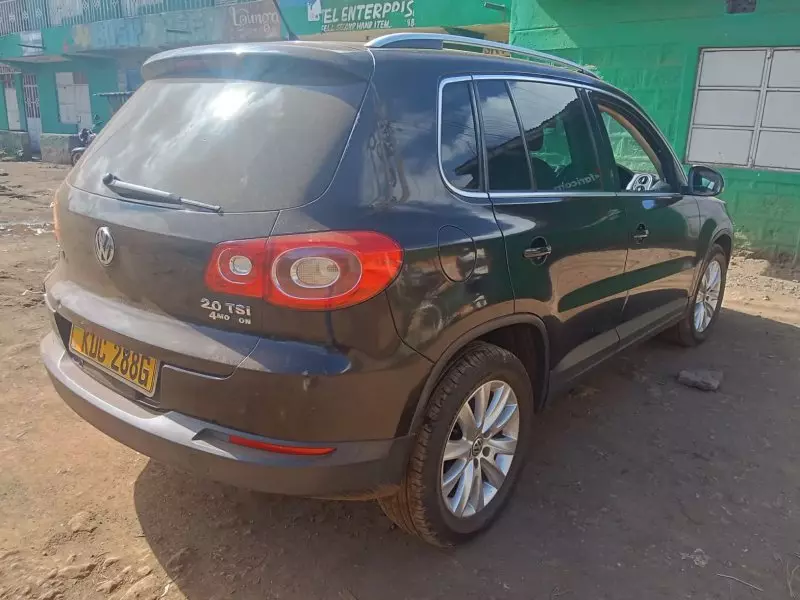 Volkswagen Tiguan   - 2011