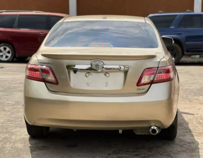 Toyota Camry   - 2010