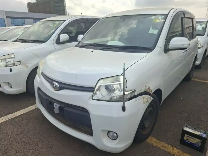 Toyota Sienta - 2012