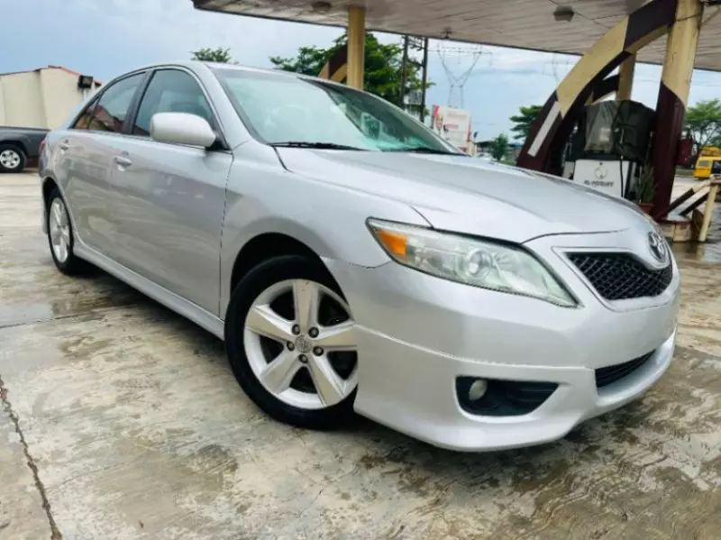 Toyota Camry   - 2011