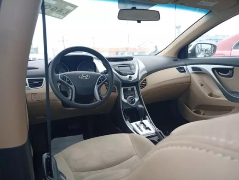 Hyundai Elantra   - 2012