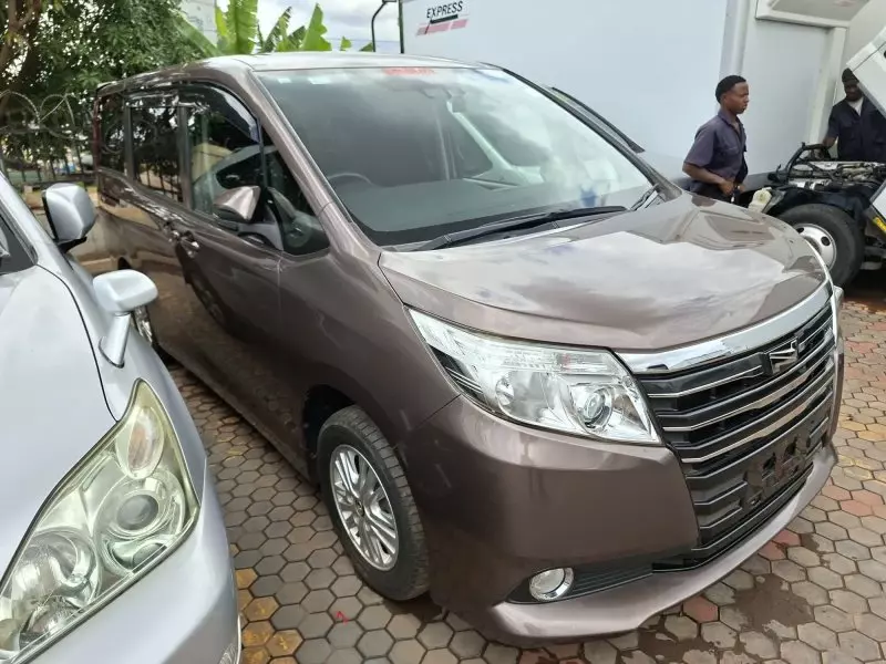 Toyota Noah   - 2016